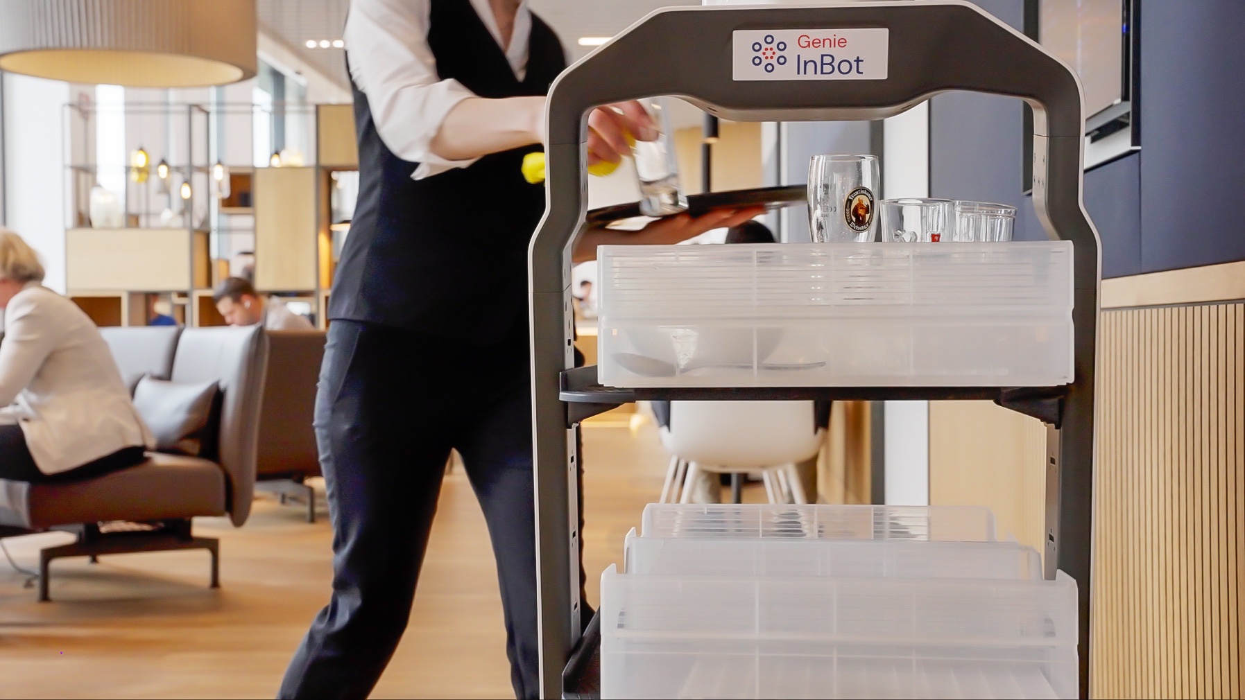 Genie InBot Serviceroboter beim Abräumen in der LH Lounge